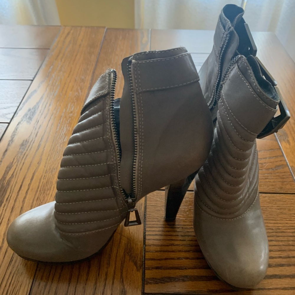 Textured ankle boots